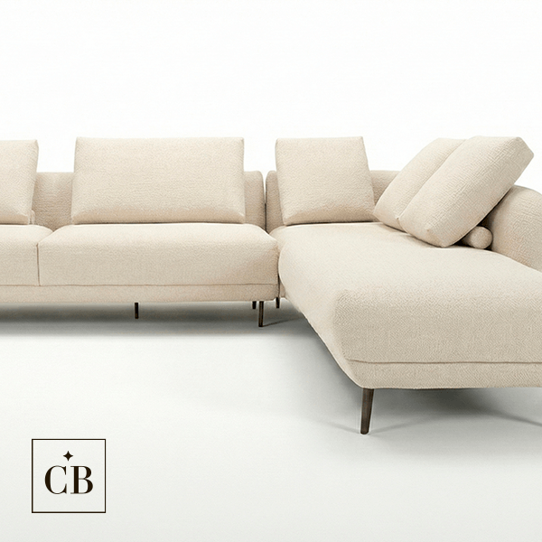 Sofá Serenite em tecido claro com design contemporâneo e confortável para sala de estar.